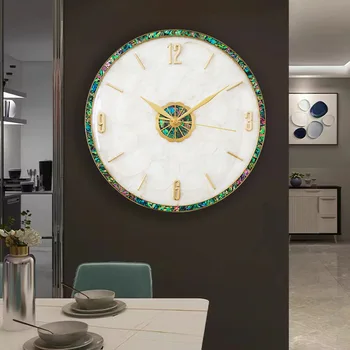 Легкие роскошные настенные часы в латунном корпусе для гостиной, современные минималистичные атмосферные часы, модные креативные автоматические часы