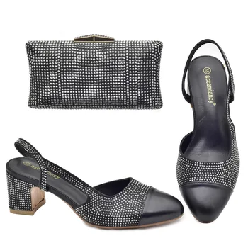 Черные женские туфли и сумка в итальянском стиле изготовлены из высококачественного блестящего материала. Объемные сумки и обувь для поездок на работу